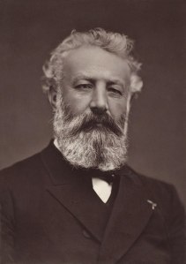 Jules Verne, photographié par Étienne Carjat en 1884.
(image tombée dans le domaine public).
