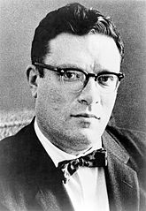 Isaac Asimov, date inconnue antérieure à 1959, dans le domaine public par don à la Bibliothèque du Congrès.